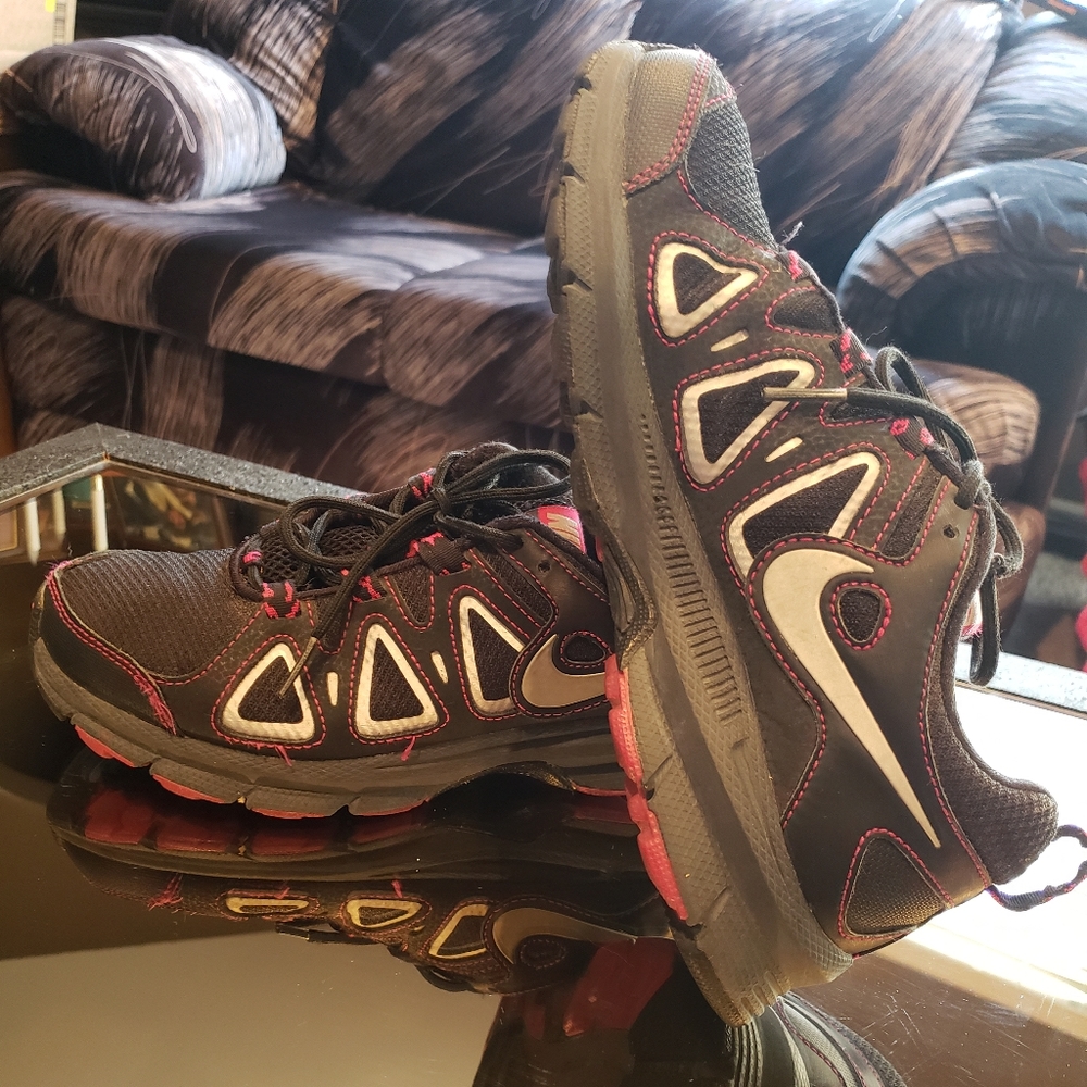 Women's Nike tennis shoes - size 7